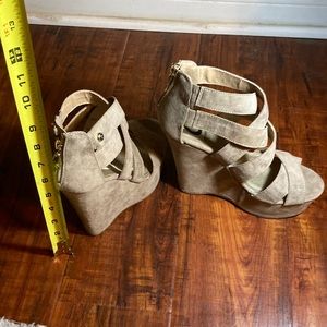 Guess taupe faux suede platform strappy sandals, size 6.5